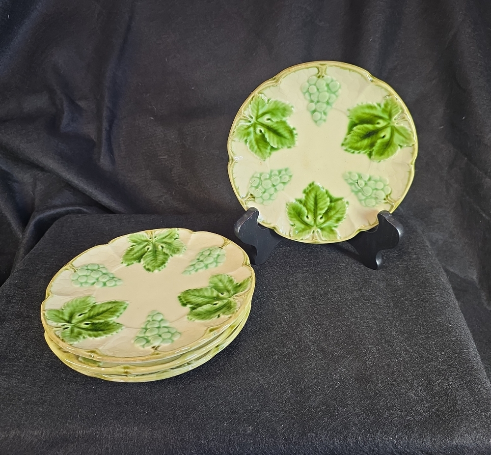 VTG Majolica Green Grapes and Leaves 1920-33 Czechoslovakia #830 7” Salad Plate